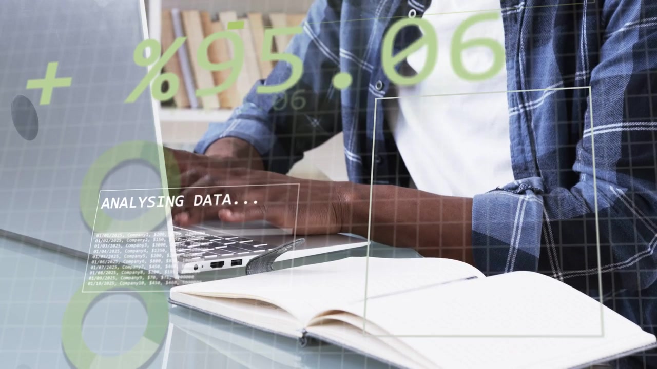 Man vilar händerna och skriver sedan på laptop, animerade gröna siffror överlagras, analyserar data för teknik.