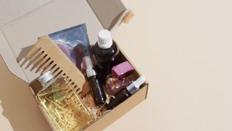 video de productos de belleza en caja de cartón con espacio de copia sobre fondo marrón