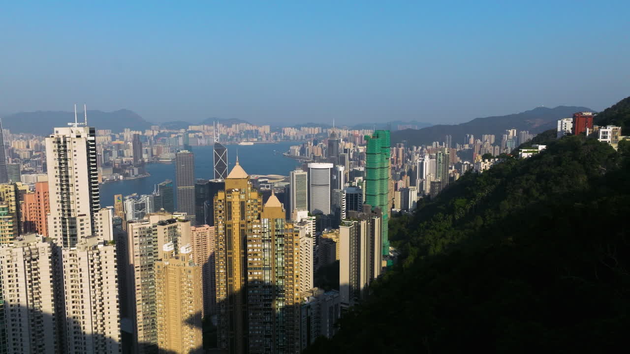 Słynny panoramiczny widok na panoramę Hongkongu widziany ze Wzgórza Wiktorii. Ujęcie z lotu ptaka.