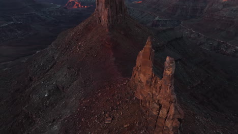 Vista-Aérea-Que-Se-Inclina-Lejos-De-Los-Picos-Rocosos-En-El-Punto-Marlboro,-Puesta-De-Sol-En-Moab,-Utah,-Estados-Unidos