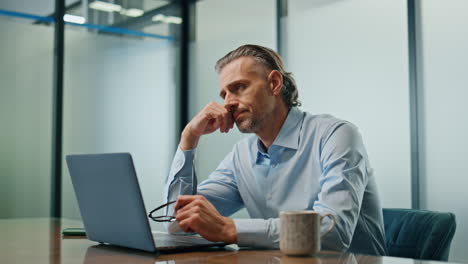 Worried-ceo-sitting-workplace-closeup.-Stressed-businessman-getting-bad-news