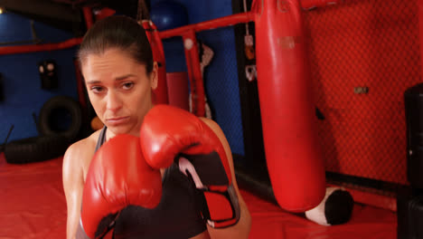 boxeadora que realiza una postura de boxeo