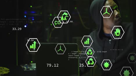 animación de procesamiento de datos sobre hacker masculino afroamericano con computadora y servidores de computadora.