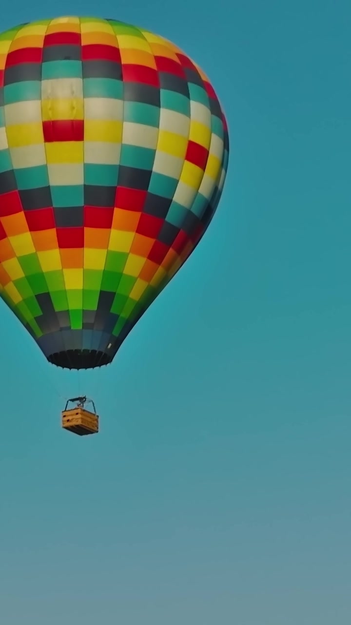 Mongolfiera colorata che vola sulla costa della California di giorno