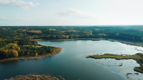 Herbstliche-See--Und-Wald-Luftaufnahmen-Mit-Drohnen---Europäische-Natur