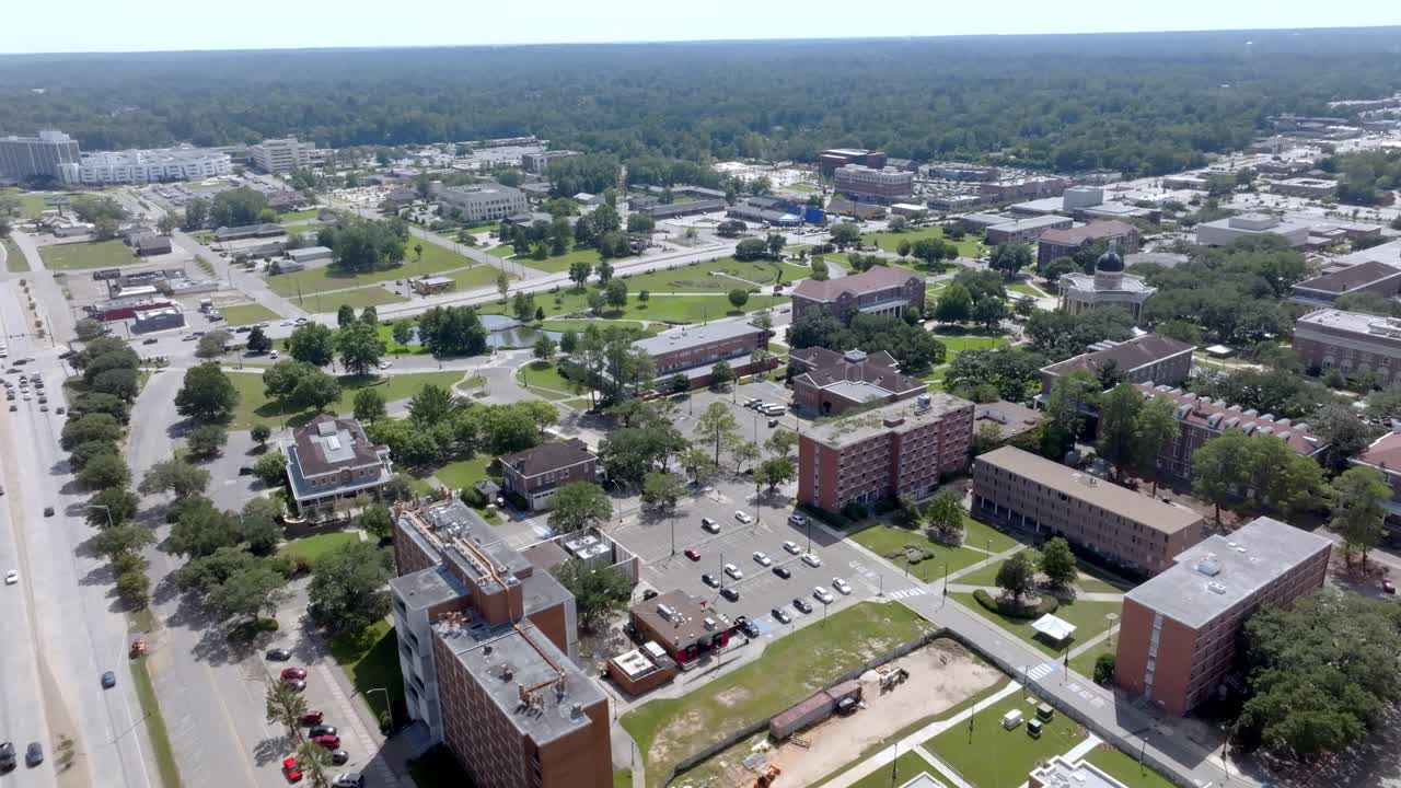 Campus dell'Università del Mississippi Meridionale con video drone in avvicinamento