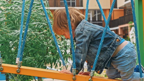 niño que se divierte jugando en el patio de recreo de los niños