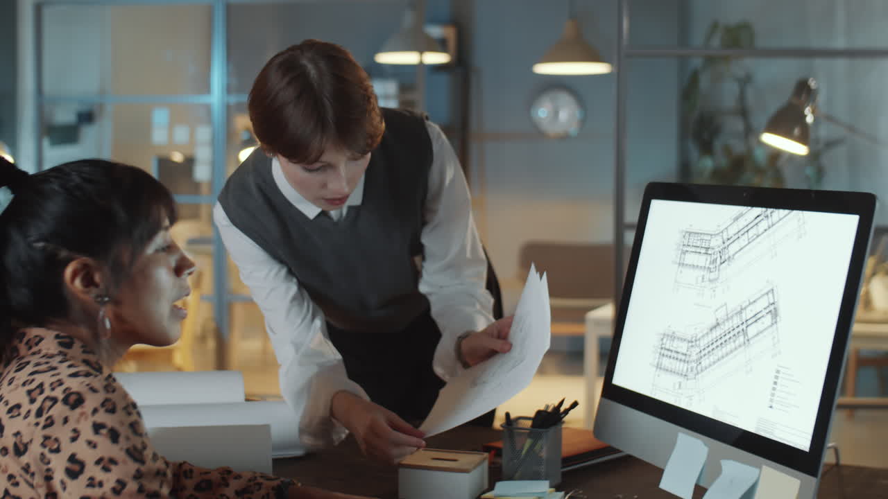 야간 사무실에서 일하는 여성 건축가