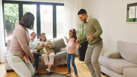 Lindos-Niños-Mostrando-A-Sus-Padres-Movimientos-De-Baile