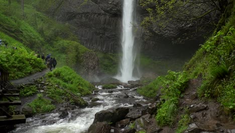 Zeitlupenaufnahmen-Des-Wasserfalls-In-Der-Columbia-River-Gorge