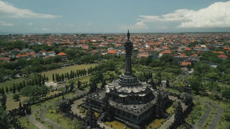 vista general aérea del monumento de la independencia de bali, la antigua arquitectura balinesa de bajra sandhi, tame mumbul