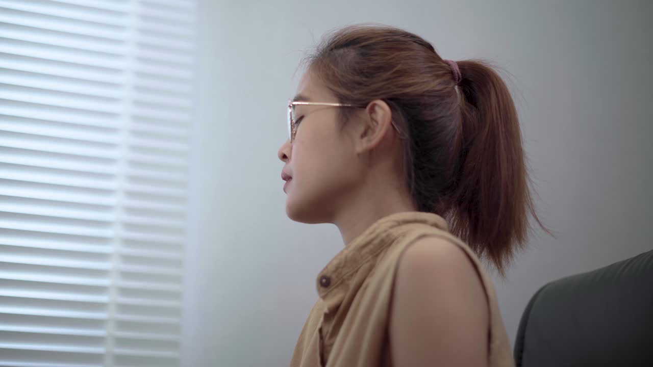 행복한 젊은 여성이 집에서 프리랜서로 일하고 있습니다.