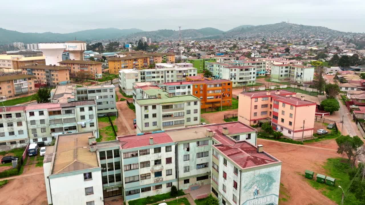 movimiento aéreo ascendente que revela el colorido paisaje urbano en la zona pobre de achupallas en viña del mar