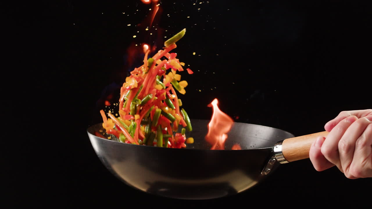 freír verduras en un wok