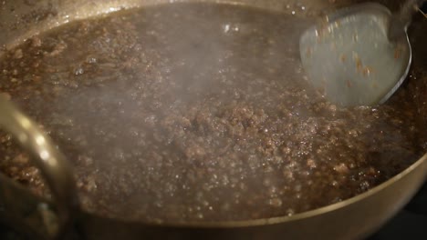 Saku-Sai-Moo,-Albóndigas-De-Tapioca-Rellenas-Del-Desierto-Con-Carne-De-Cerdo-Y-Cacahuetes,-Preparación-Del-Relleno-De-Saku,-Rico-Estofado-De-Hierbas