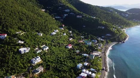 rotación aérea de drones disparada sobre casas locales en la playa en la isla virgen británica tortola