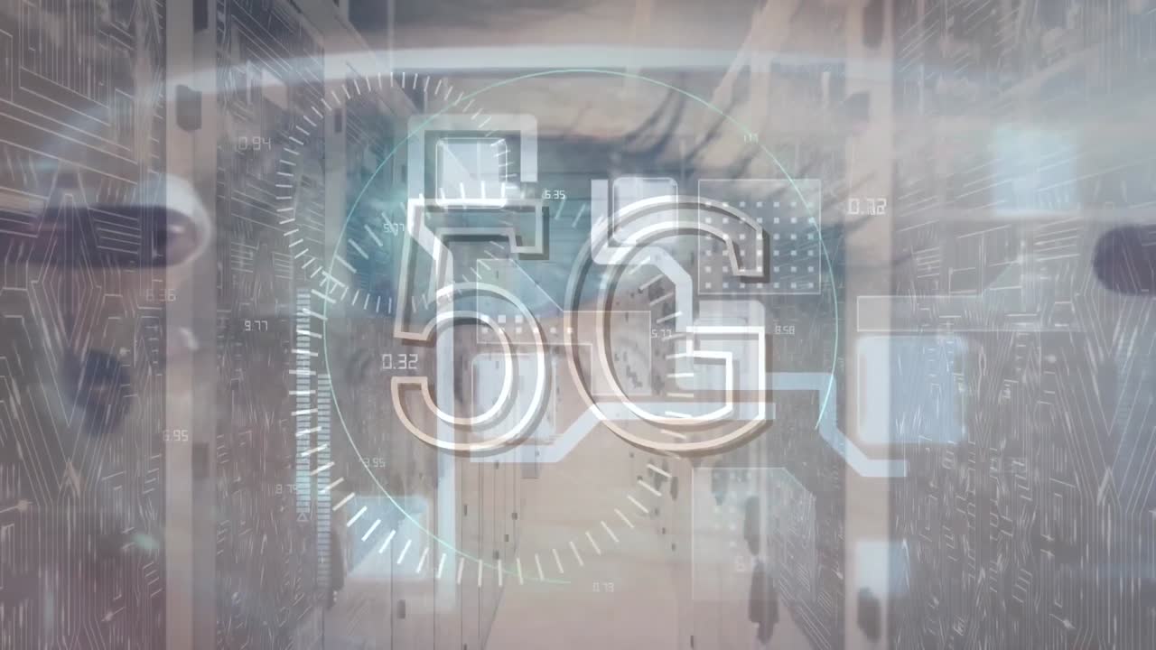 animazione di banner di testo 5g e elaborazione dei dati oltre la chiusura dell'occhio femminile contro la stanza del server