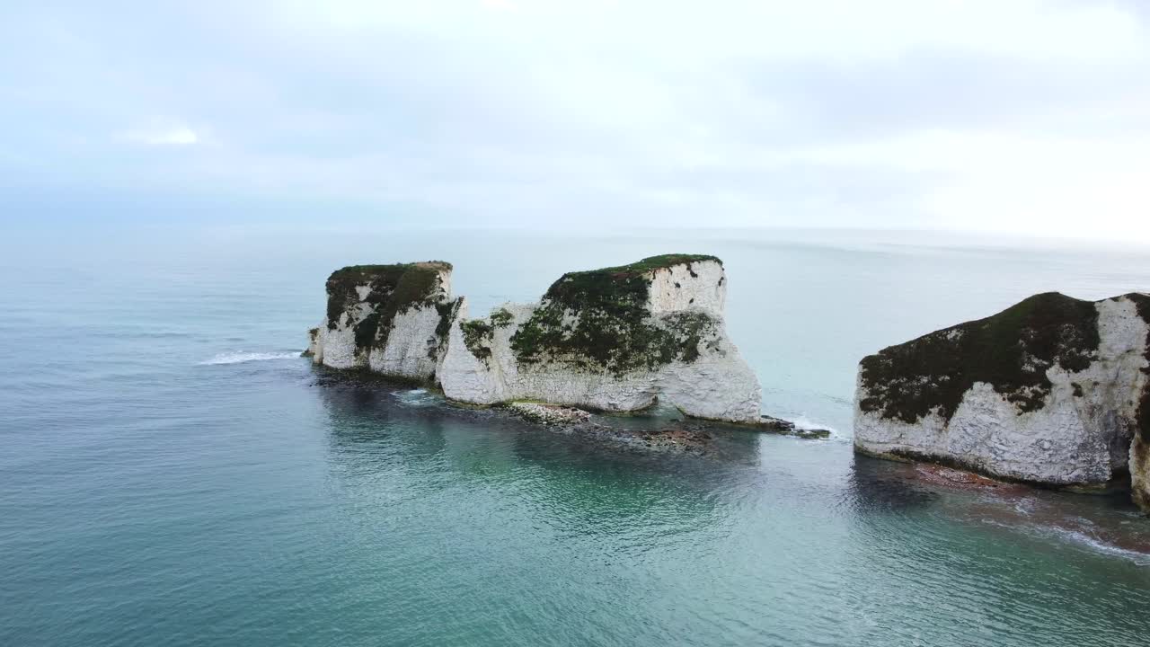toma de drones de old harry rocks con un océano como telón de fondo en dorset, inglaterra