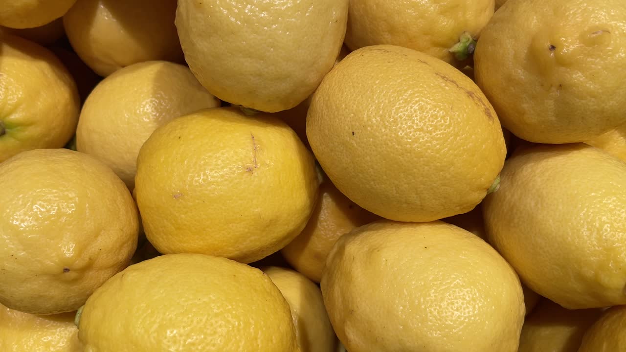 슈퍼마켓에 있는 레몬 더미의 상위 뷰 클로즈업
