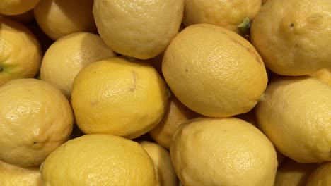 bovenaanzicht close-up van een stapel citroenen in een supermarkt