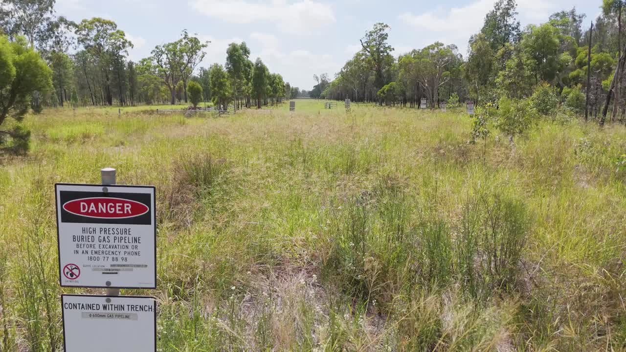 농촌에서 고압 묻힌 가스 파이프 라인 경고 표지판