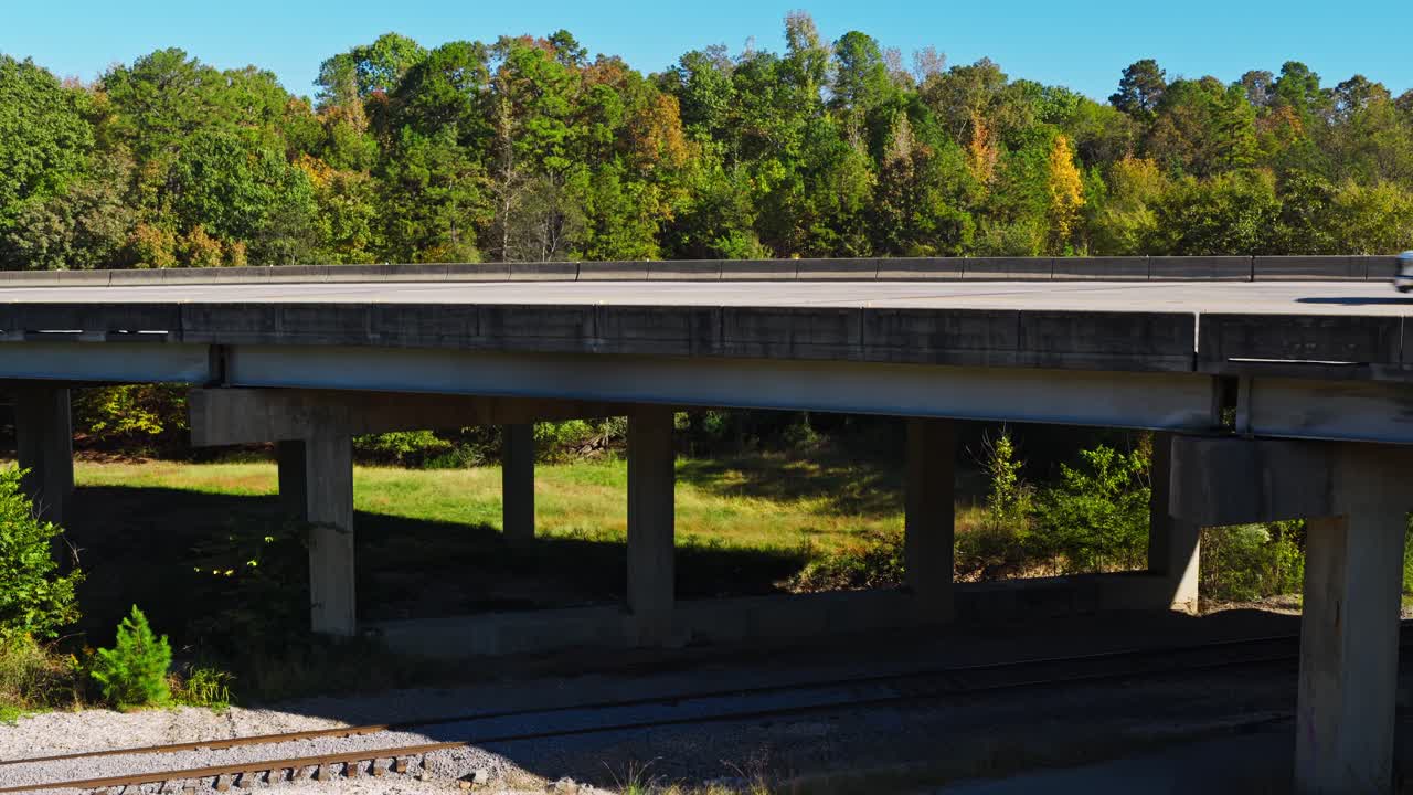 Estrutura de Ponte Rodoviária Cruzando uma Área Arborizada em Arkansas, EUA - Drone Ascendendo