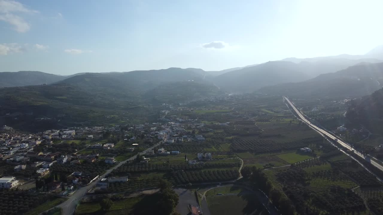 크레타 마을 파노라마 샷은 일반적으로 전통적인 크레타 마을의 넓고 광활한 전망을 묘사합니다.