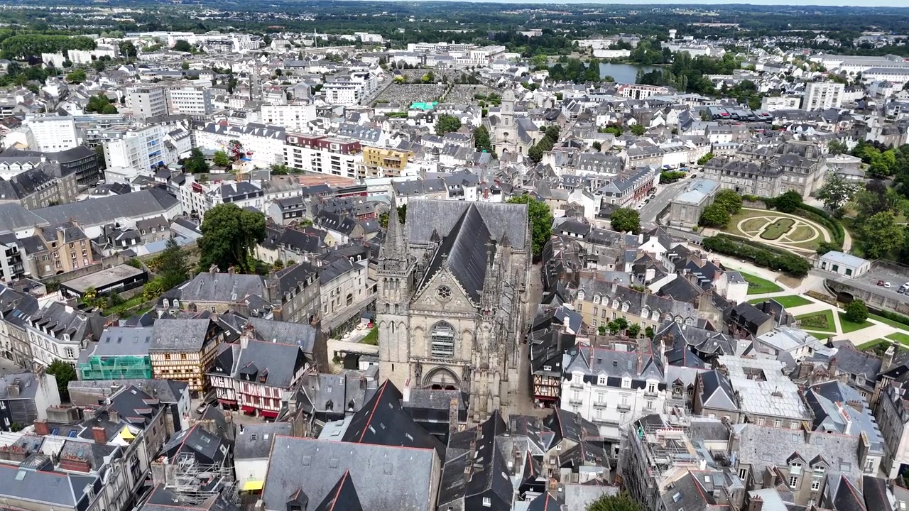Vista aérea con dron de la Catedral de Vannes, Bretaña, Francia, con un acercamiento.