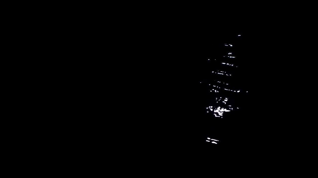 달빛 반사와 함께 어두운 물 물결