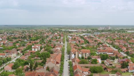 Luftaufnahme,-Die-An-Einem-Bewölkten-Tag-Von-Einem-Wohngebiet-In-Novi-Sad,-Serbien,-Zurückgefahren-Wird