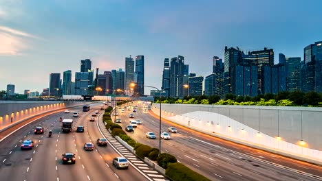 tráfico de 4k.time lapse en la carretera de la ciudad de singapur