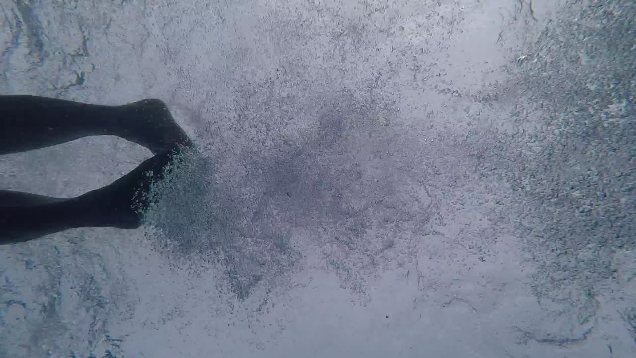 남자 수영 나비 수중 보기 수영장 바닥에서 위쪽을 가리키는 모습