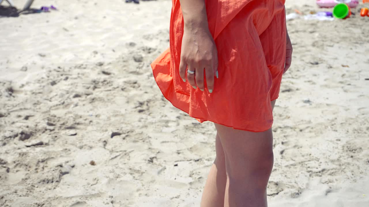 прекрасная девушка остается на пляже рядом с морем