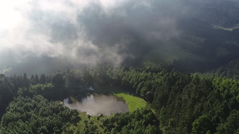 Nubes-Que-Pasan-Por-El-Cielo-Mientras-Se-Ciernen-Sobre-El-Lago