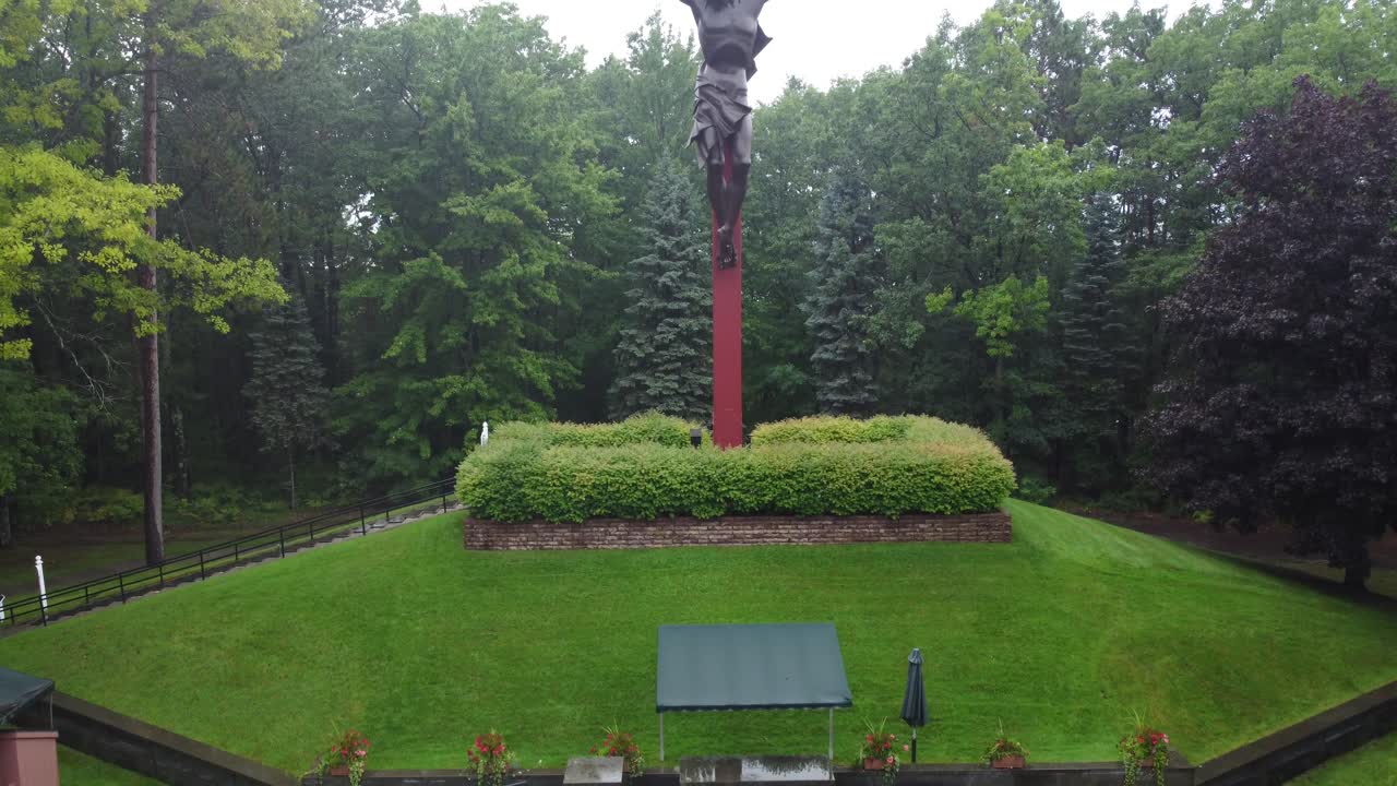 el dron muestra una enorme cruz en el bosque.