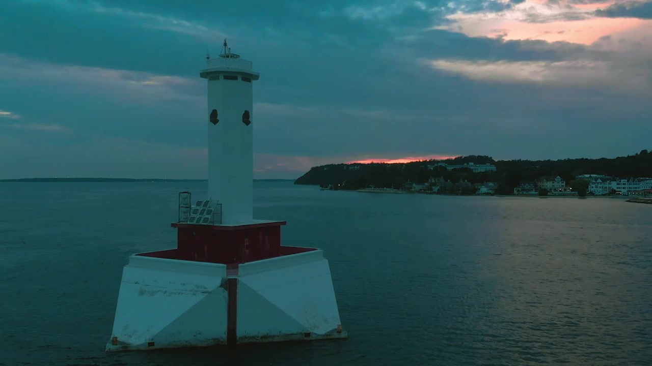 Vista da drone di un faro in acque calme di lago al crepuscolo