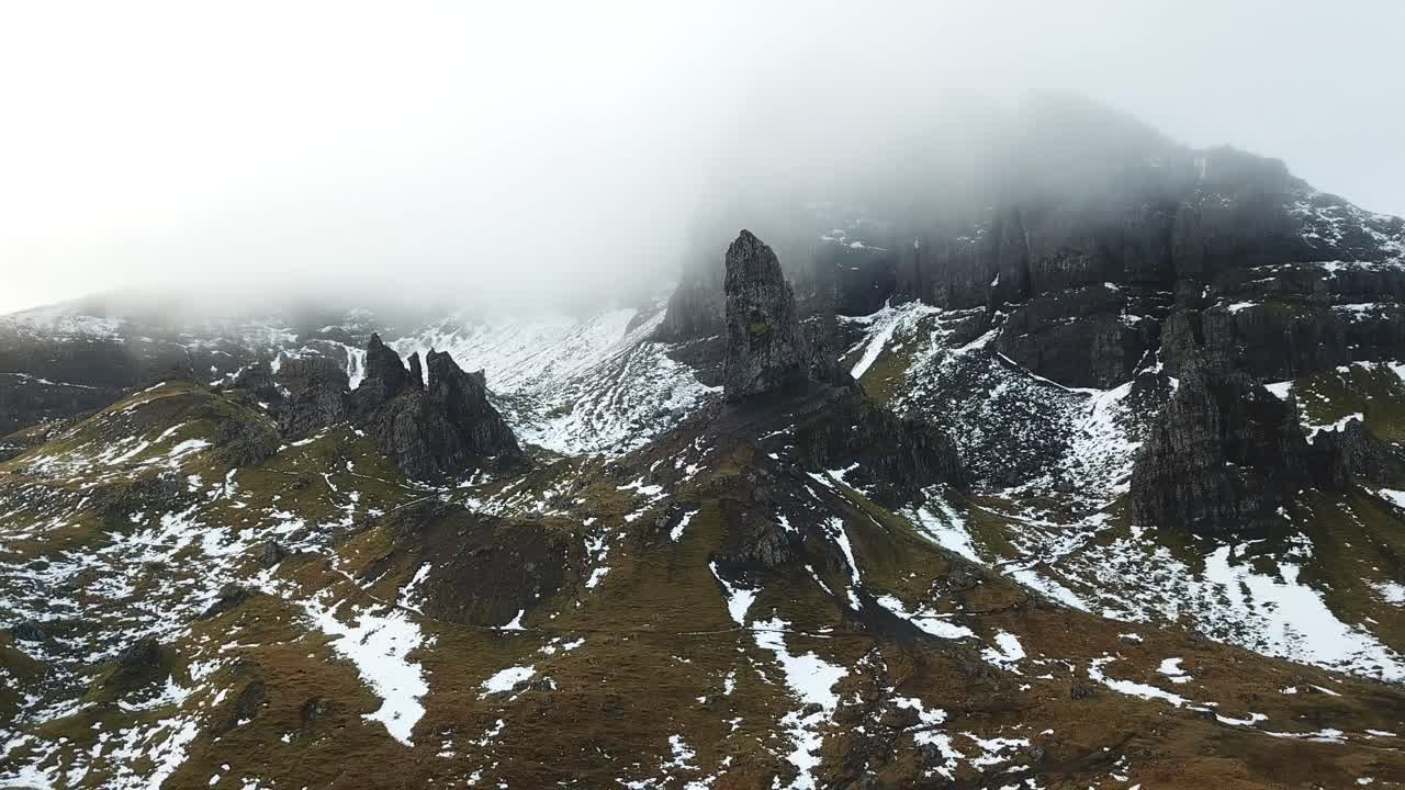 dron de montaña nevada al revés revelar