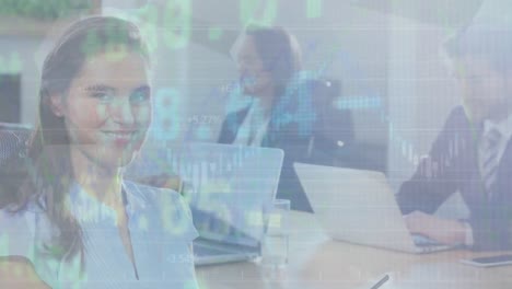 animación del procesamiento de datos sobre diversas personas de negocios que trabajan en la oficina