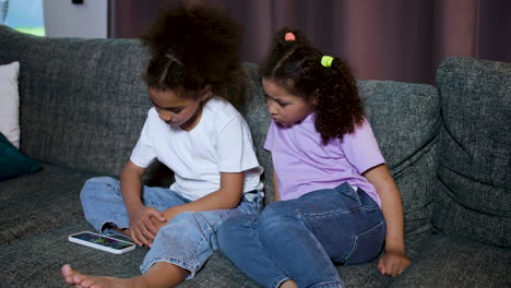 niños sentados en el sofá en casa