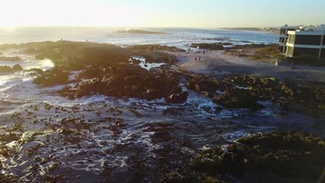 Luftaufnahme-Des-Sonnenuntergangs-An-Der-Küste-Von-Blouberg-Strand-In-Kapstadt