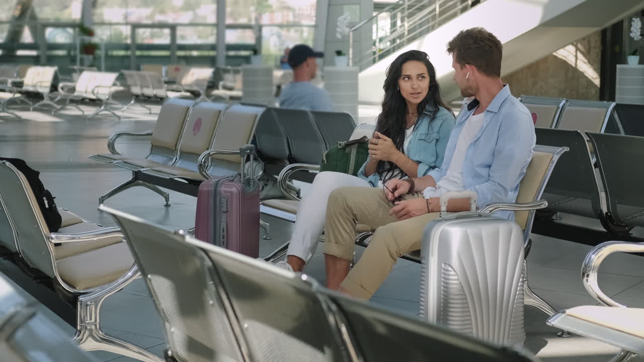 공항 에서 기다리는 부부
