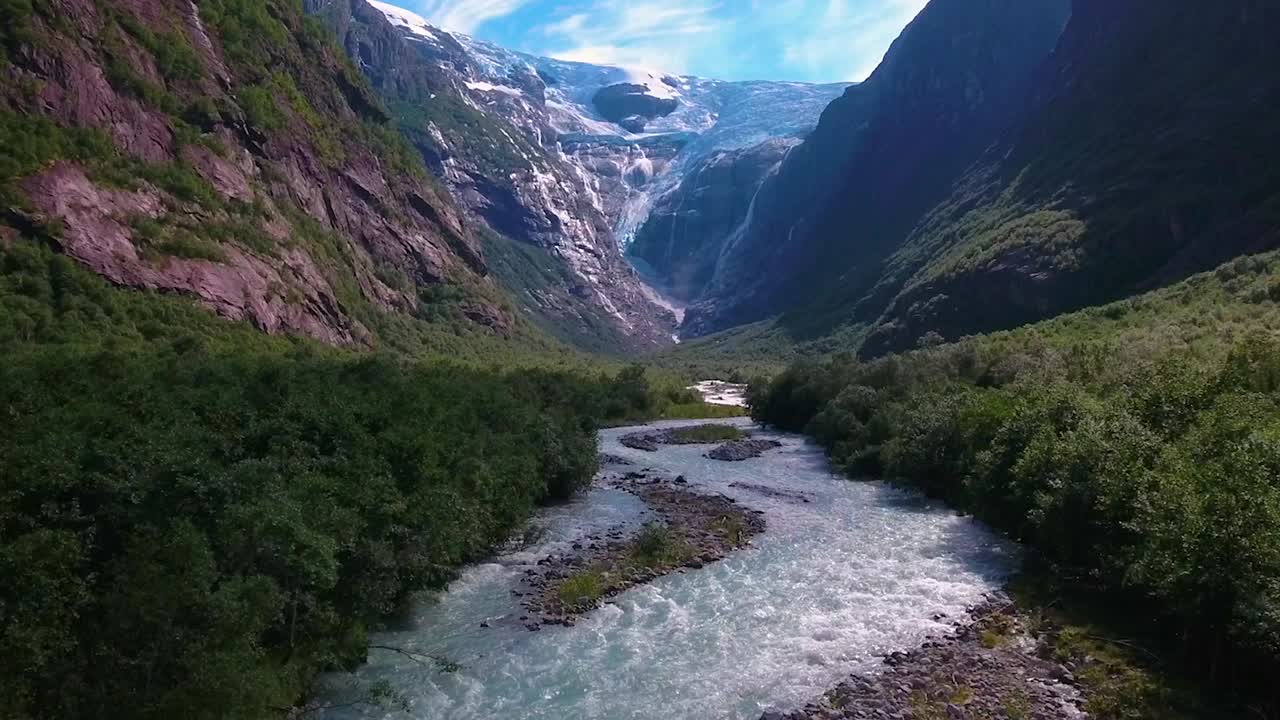 la hermosa naturaleza noruega del glaciar kjenndalsbreen.