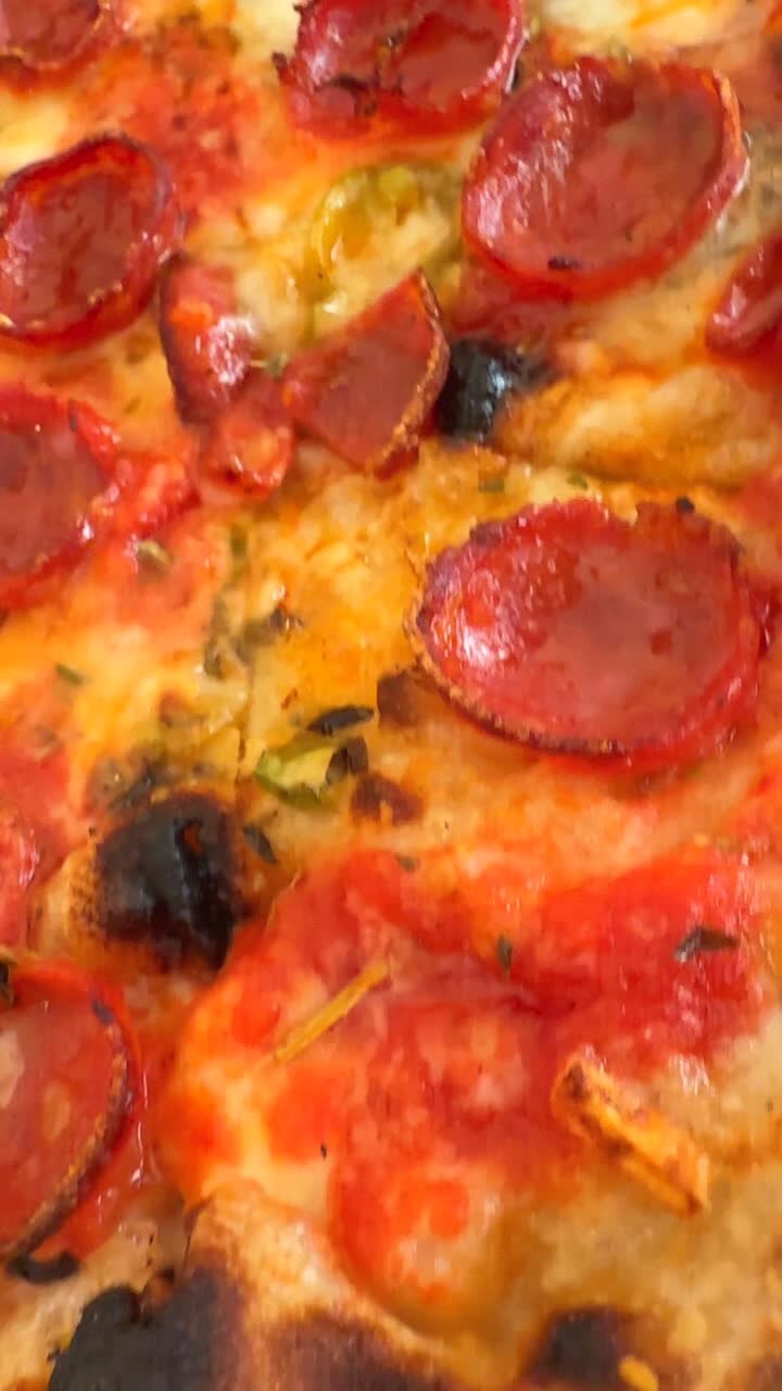 Close-up di una deliziosa pizza al pepperoni