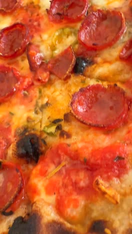 un primer plano de una deliciosa pizza de pepperoni