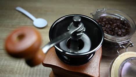 molinillo de café, tarro con granos de café, cuchara