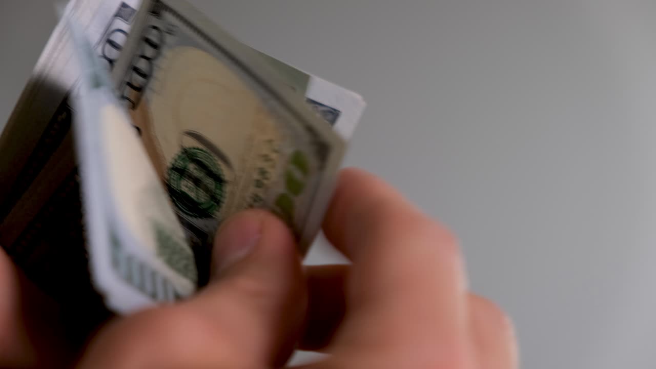 las manos contándonos billetes de dólar. la mano del hombre contándonos los billetes de dólares de cerca. 1000 dólares cuentan