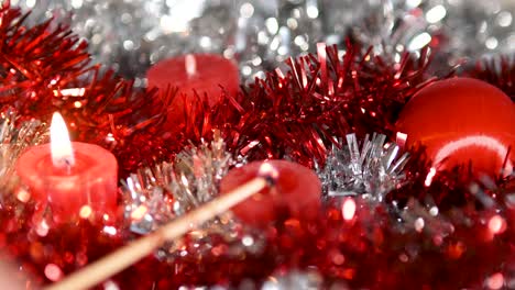hermosa decoración navideña con velas encendidas y apagadas en colores rojo y plata