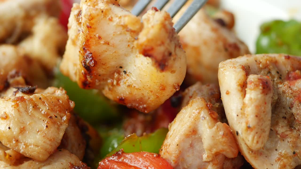 salchichas de pollo a la parrilla con verduras