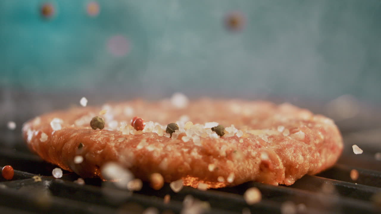 그릴에 맛있는 햄버거를 조리하고 있습니다.