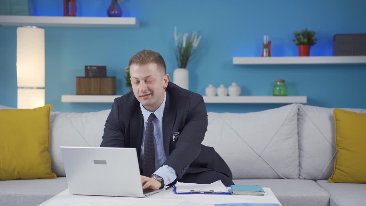 홈 오피스 근로자, 기업가로 출발하는 남자